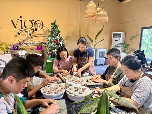 Cô và trò Vkagbe trong buổi đầu tiên học gốm với Vigo